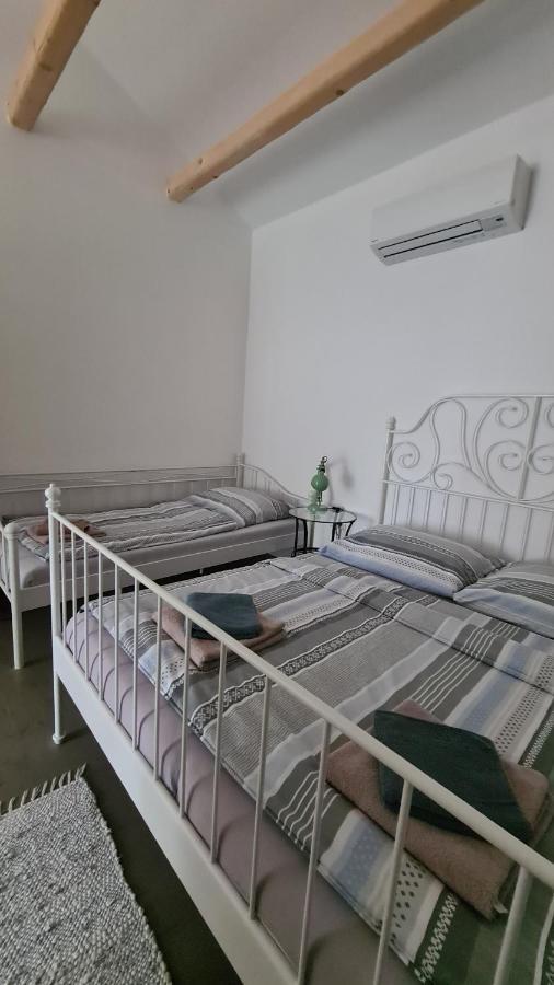La Bobul Apartments Drnholec Buitenkant foto