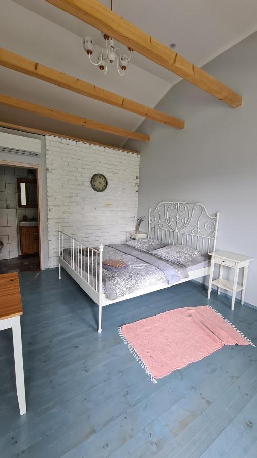 La Bobul Apartments Drnholec Buitenkant foto
