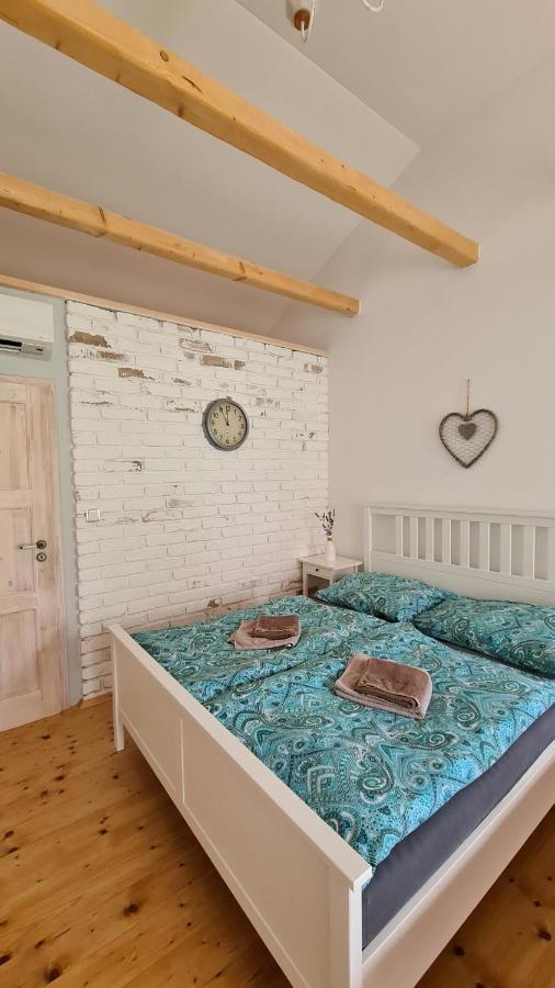 La Bobul Apartments Drnholec Buitenkant foto