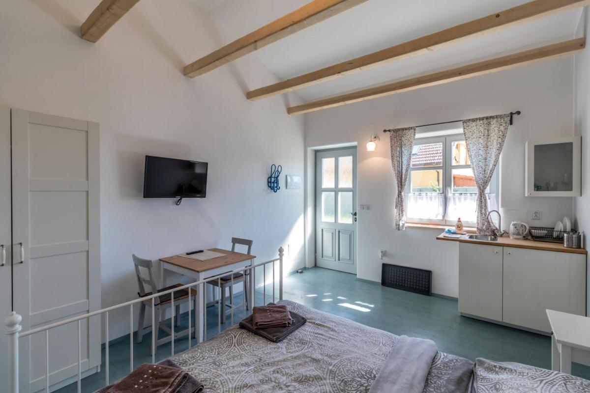 La Bobul Apartments Drnholec Buitenkant foto
