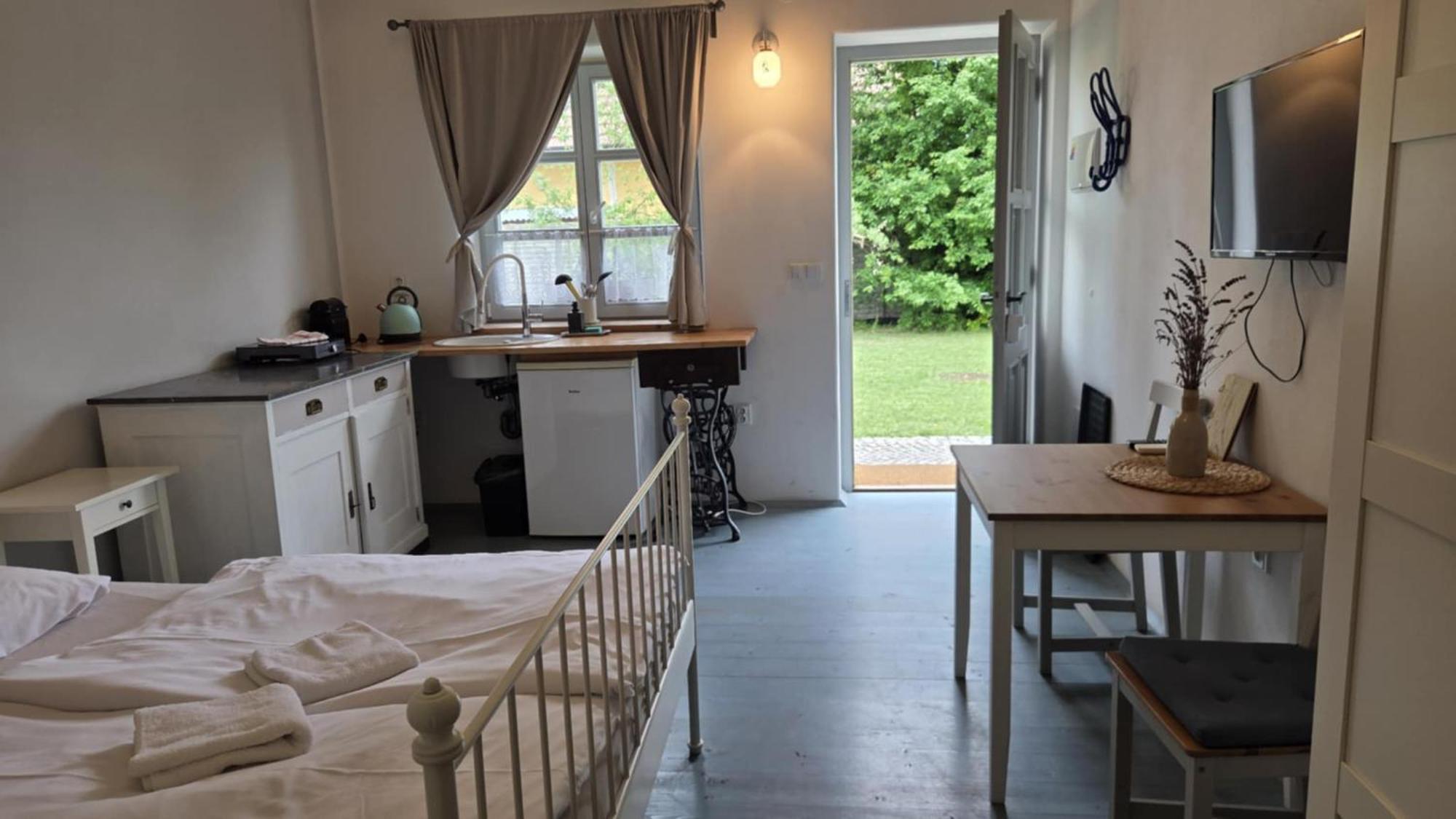 La Bobul Apartments Drnholec Buitenkant foto