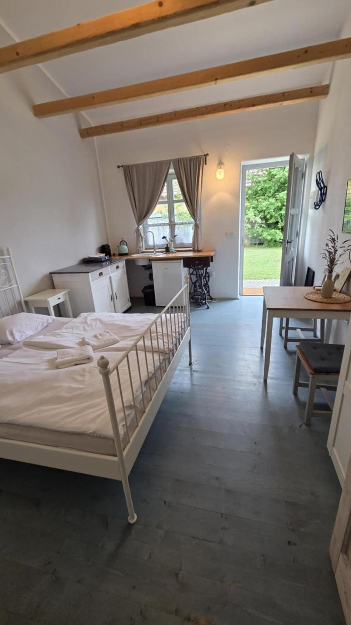 La Bobul Apartments Drnholec Buitenkant foto