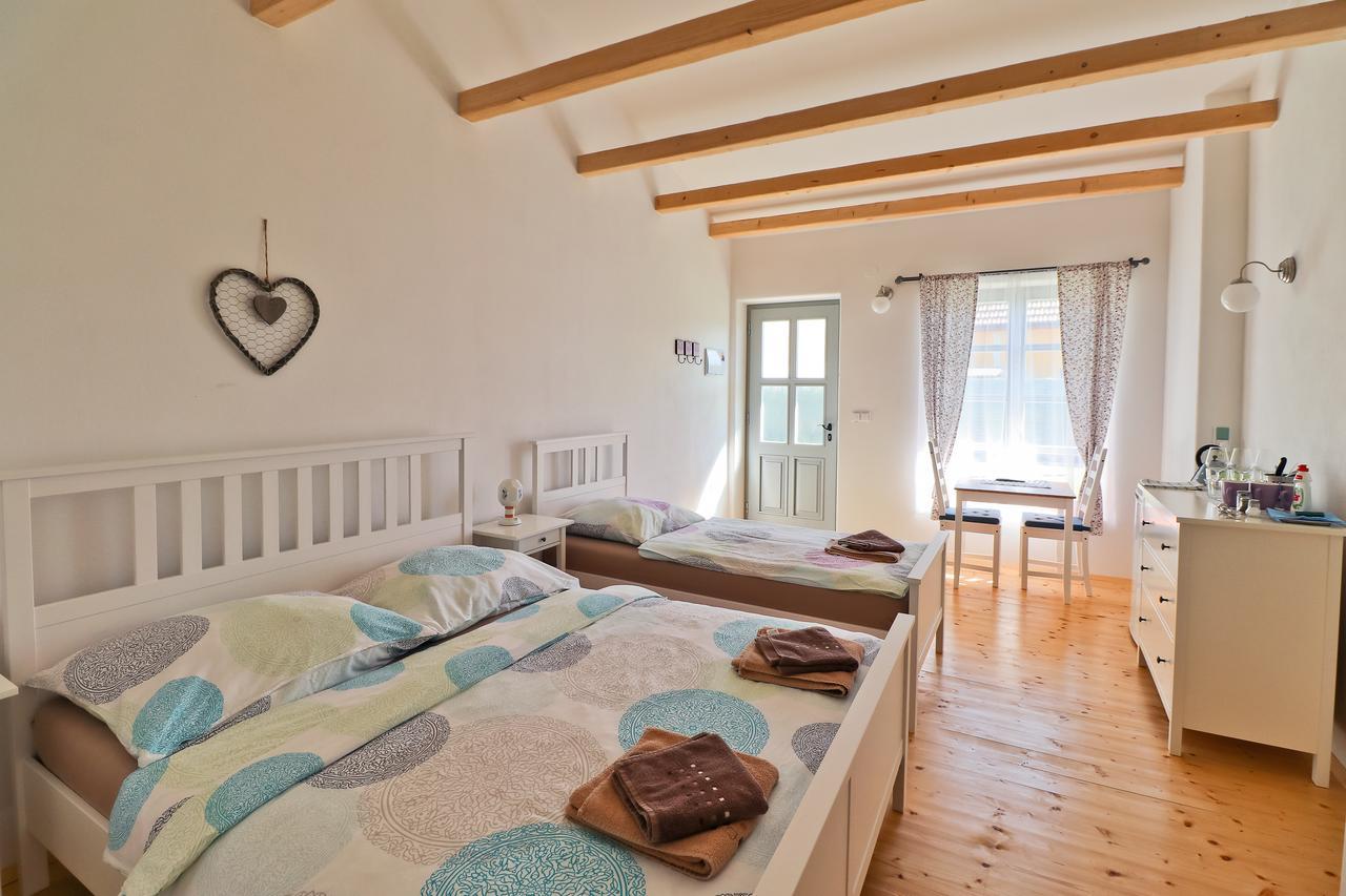 La Bobul Apartments Drnholec Buitenkant foto