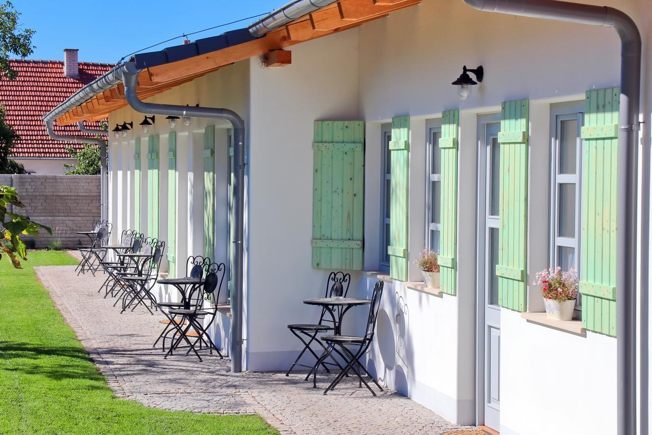 La Bobul Apartments Drnholec Buitenkant foto