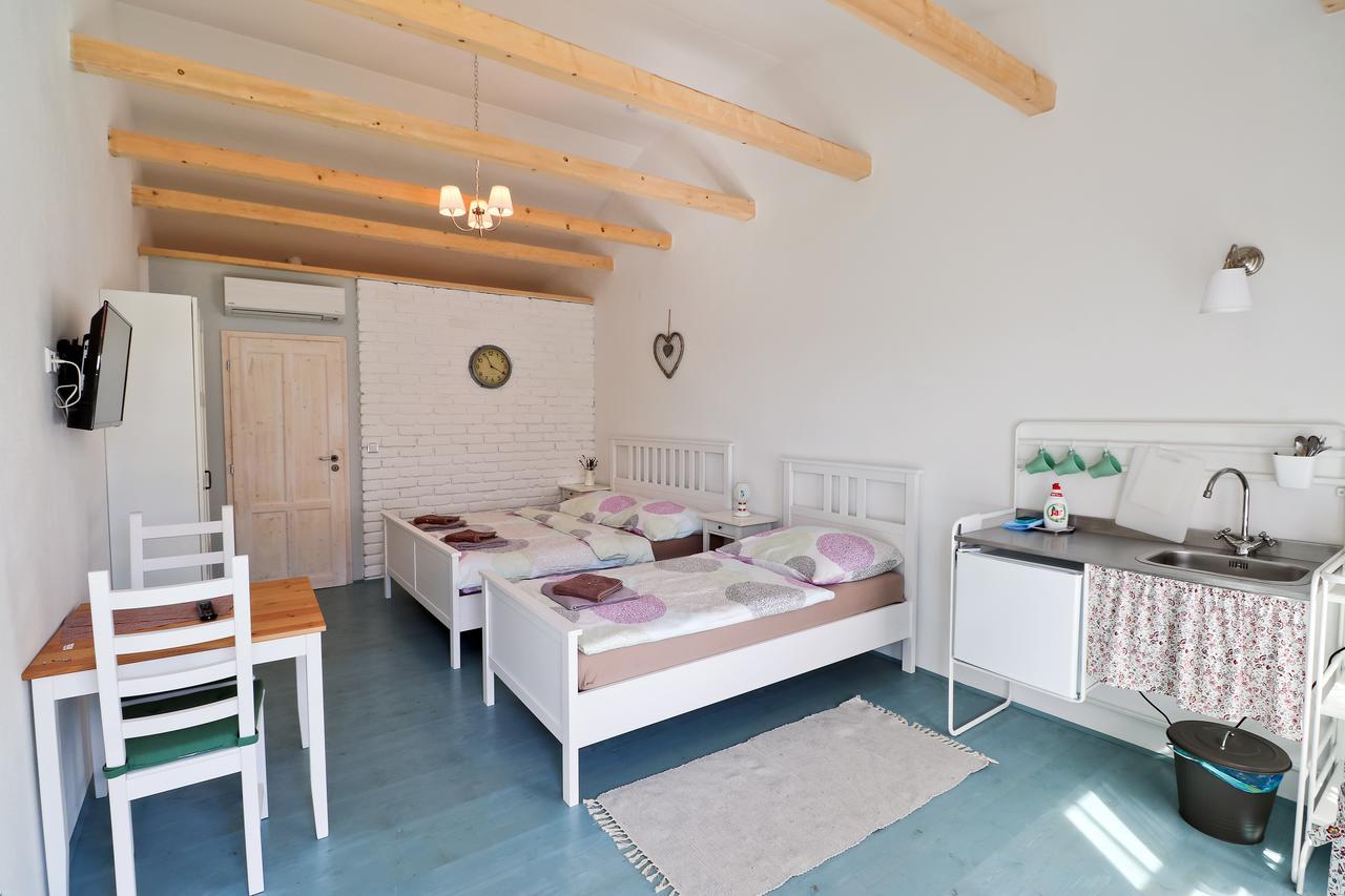 La Bobul Apartments Drnholec Buitenkant foto