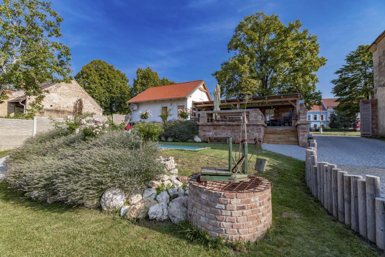 La Bobul Apartments Drnholec Buitenkant foto